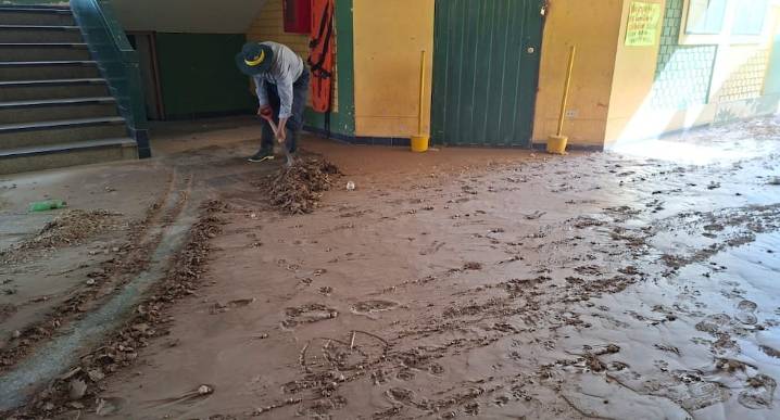 Arequipa: Rotura de tubería matriz inundó colegio Juan XXIII y afectó a 600 alumnos en Paucarpata