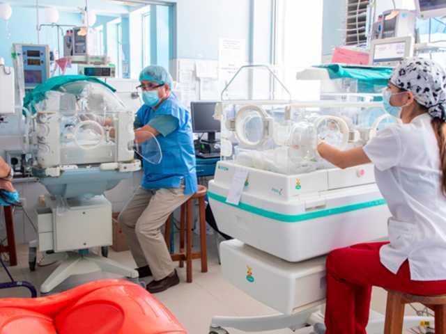 Un vuelo por la vida: EsSalud traslada en ambulancia aérea a bebé prematura en estado crítico desde Piura a Lima