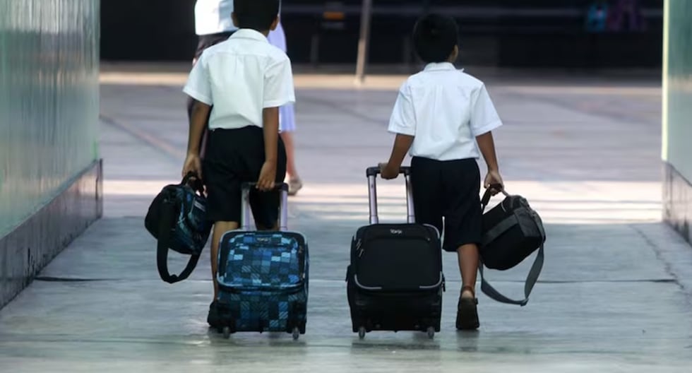 Rímac: Separan a dos trabajadores de limpieza tras denuncia por presuntos tocamientos indebidos en colegio | DRELM 