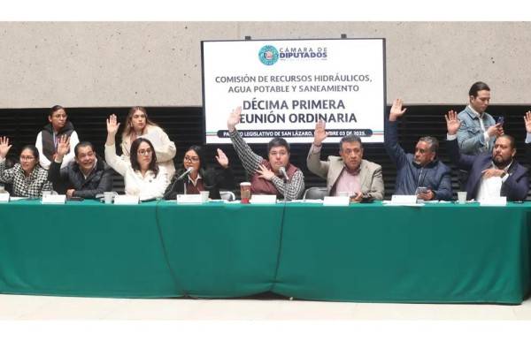 - Les dio la 4T agua con el dedo otra vez