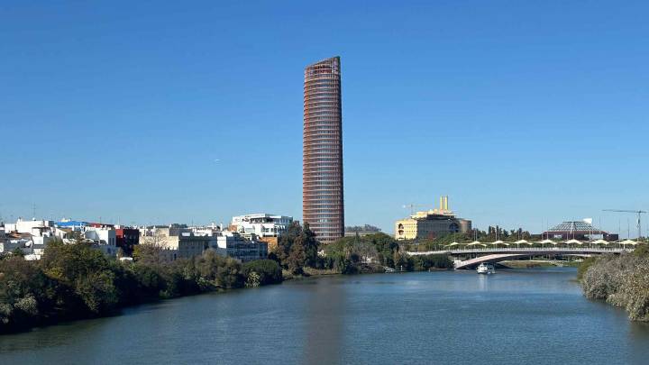 Cajasol entra en la puja por Torre Sevilla para asegurar su continuidad local