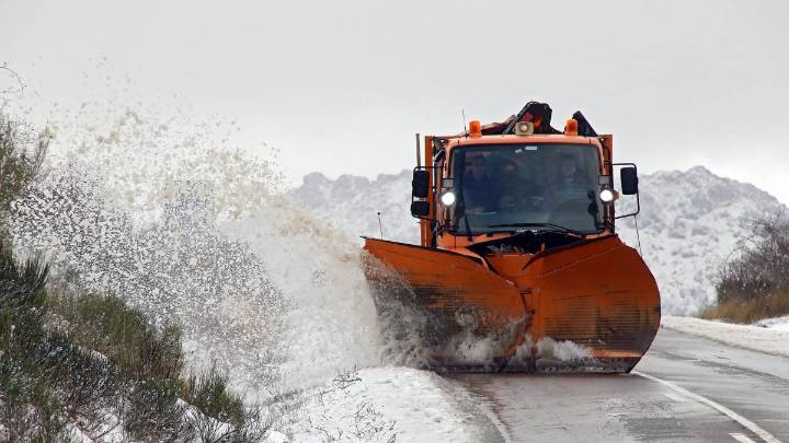 La nieve corta el único acceso a Peñalba de Santiago en León