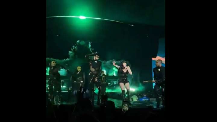 Primero el equipo: Lady Gaga detuvo su show tras caída de bailarín