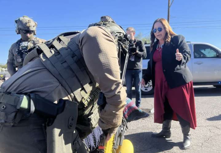 Agentes de ICE rociaron gas pimienta a congresista Adelita Grijalva