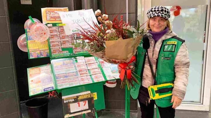 Abrazos, lágrimas y un ramo de flores: la emotiva despedida a Esmeralda en el Mercado del Ensanche
