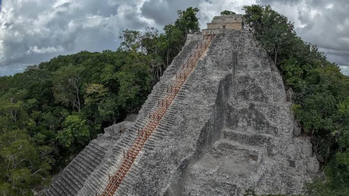 México reabre el ascenso a la pirámide maya más alta de la península de Yucatán