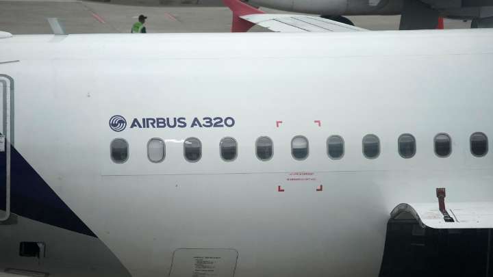 Airbus detecta fallas en paneles metálicos y software en su modelo A320: menos de 100 aviones siguen en tierra tras inspecciones urgentes