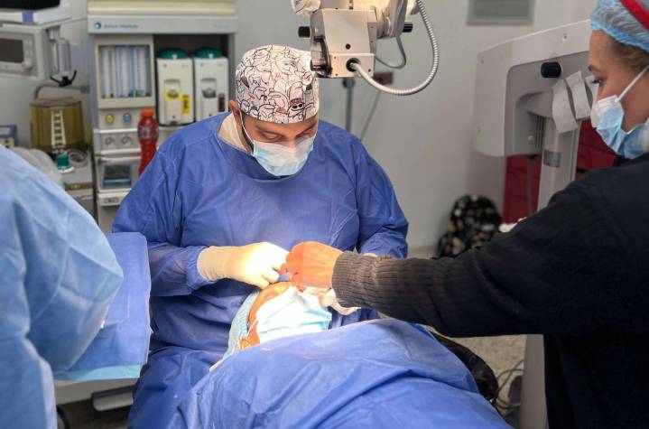 Con la meta de 400 operaciones inició jornada oftalmológica en Barcelona