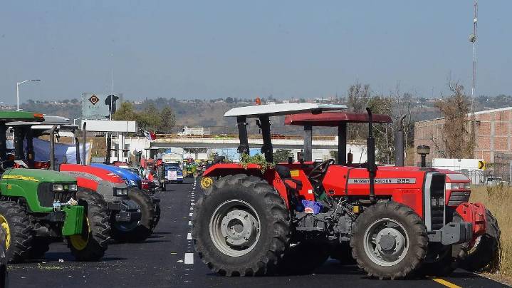 Campesinos bloquean autopista en Puebla rumbo a protesta en San Lázaro; se niegan al diálogo sostiene Segob