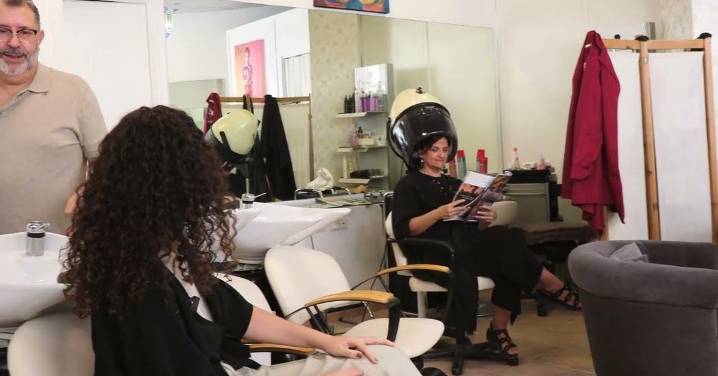 "Péiname como una romana del siglo III": la UGR entra en una peluquería de Granada para explicar las tendencias de la antigüedad