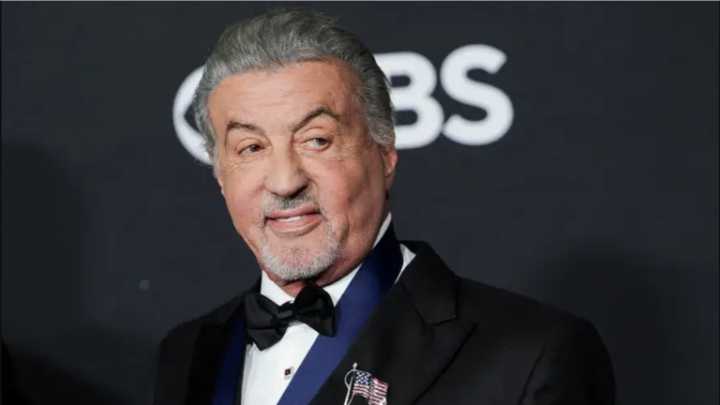Preocupa a fans salud de Sylvester Stallone, aparece con bastón en un evento