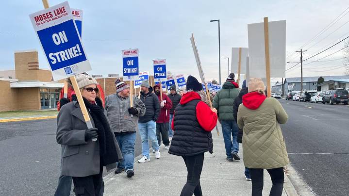 Moses Lake teachers hit the picket line as union and district fail to reach agreement