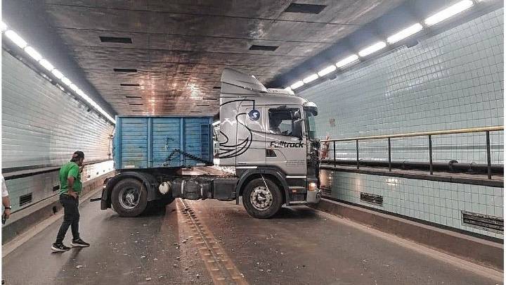 El tránsito en el Túnel Subfluvial fue interrumpido por un accidente