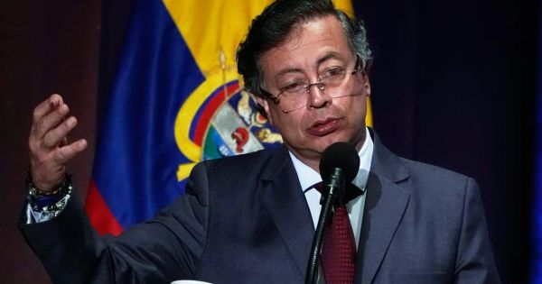 Petro sugiere a Maduro un "gobierno de transición"