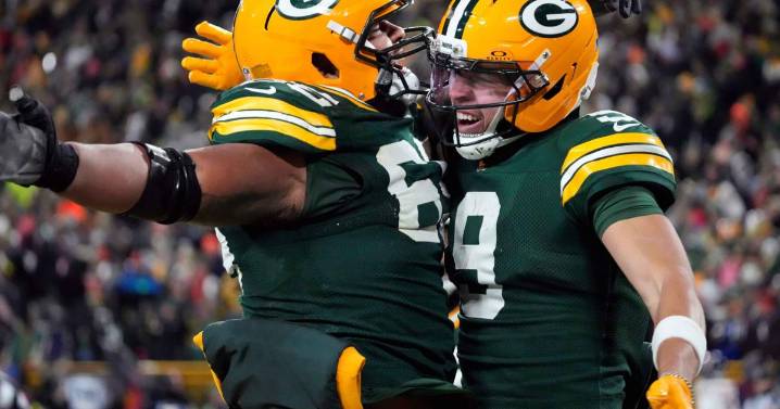 Keisean Nixon's game-sealing INT helps Packers beat Bears 28