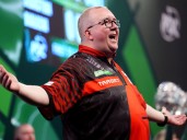Stephen Bunting holds nerve to edge into second round of World Championship