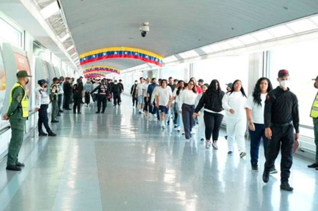Gobierno venezolano autoriza reanudar vuelos para repatriar a migrantes desde EE.UU.