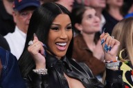 Cardi B le enseña español a su hija Blossom