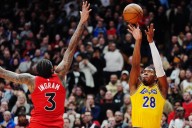 Hachimura aporta triple al final tras pase de James y Lakers superan a Raptors 123