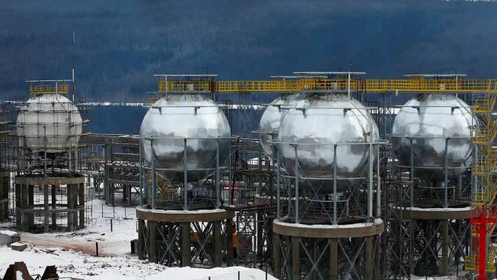 Petróleo estable ante la incertidumbre: los precios resisten pese a las tensiones por las negociaciones de paz en Ucrania