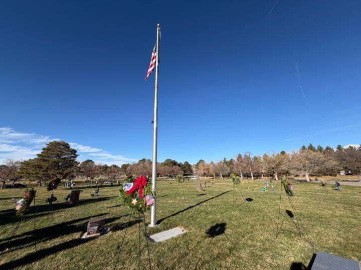 Utah cemeteries honor veterans with 'Wreaths Across America' wreath