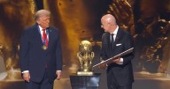 Trump presume su "NOBEL del FÚTBOL": la FIFA le entrega su PRIMER Premio de la Paz