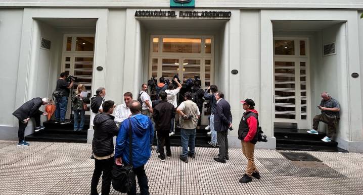 Allanan sede de la AFA y clubes argentinos por investigación a financiera acusada de lavado de dinero