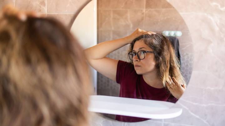 Dile adiós a los tintes para tapar canas: el barato remedio casero para proteger el color del cabello