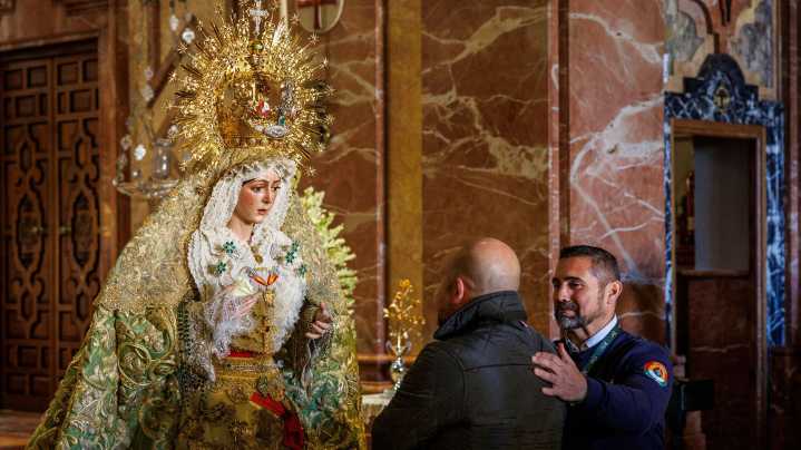 La Macarena regresa al altar casi cuatro meses después de la restauración