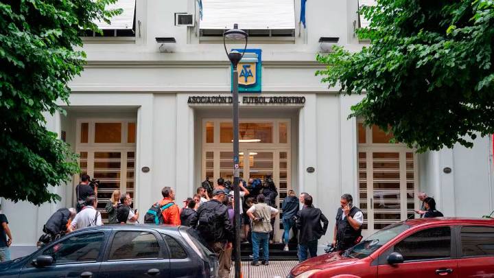 Allanaron la sede de la AFA y 17 clubes en un megaprocedimiento por presuntos vínculos…