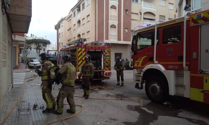 Bomberos aofocan un incendio en una vivienda de Torre Pacheco y atienden a un hombre por inhalación de humo