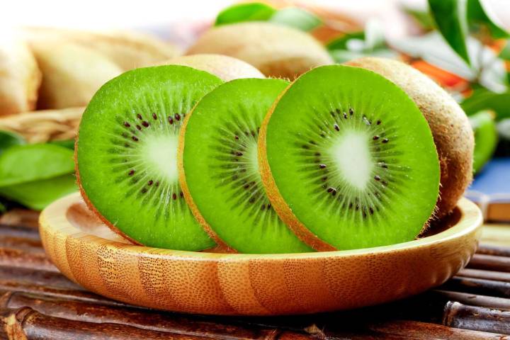 The Best Time to Eat Kiwi For Immune Health, Digestion, and Sleep