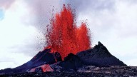 Impresionantes imágenes de la erupción de un volcán en Estados Unidos: la lava alcanzó los 30 metros