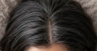 Por qué te salen canas en el cabello (y qué puedes hacer para evitarlo)