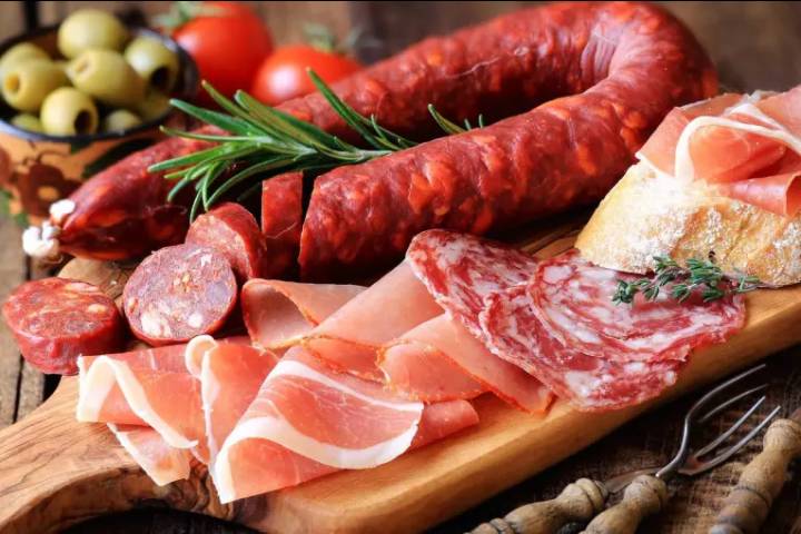 Por una exótica enfermedad, suspenden importación de chorizos y un jamón de España