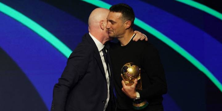 “Te pido disculpas”: el gesto de Gianni Infantino con Lionel Scaloni tras la petición de usar guantes para tocar la Copa del Mundo