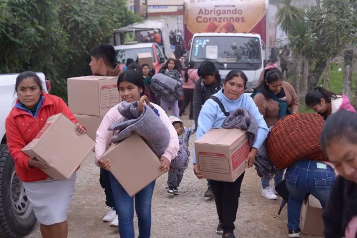 Reciben apoyo invernal familias de Calcahualco y Altotonga