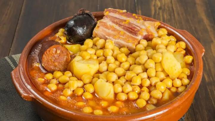 El mejor cocido no es el madrileño: la receta del norte de España que se sirve por 'vuelcos'