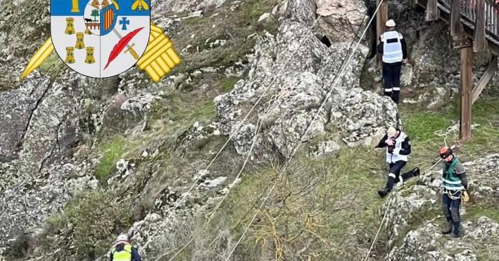 Guardias civiles de Salamanca participan en un rescate recreado en las pasarelas del Mondego