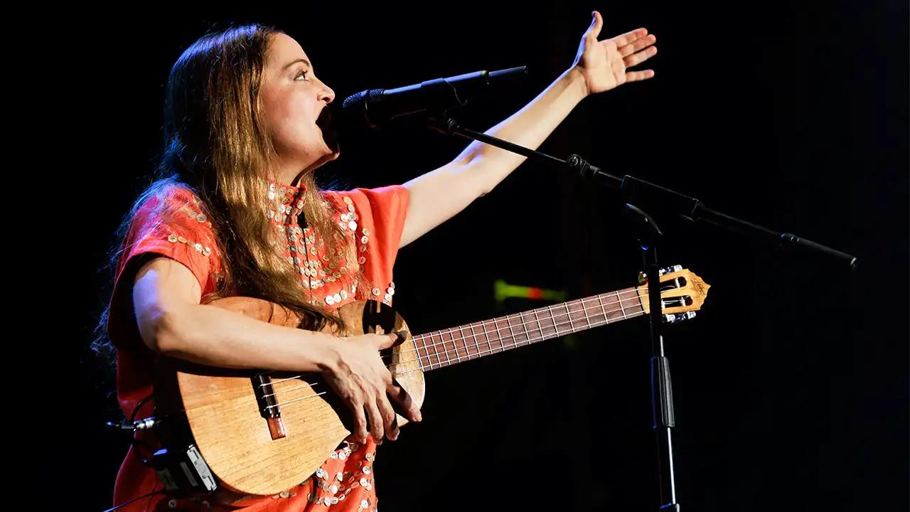 Rolling Stone sitúa discos de Lafourcade y Kevin Kaarl entre los tres grandes en español
