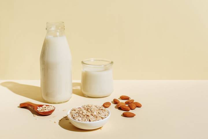 Almond Milk vs. Oat Milk: Which Is Better for Your Gut Health and Overall Diet?
