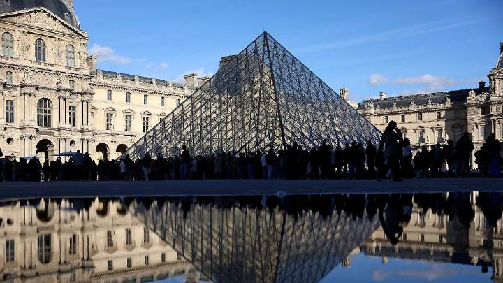 Por 30 segundos no detuvieron a ladrones del Louvre, señala investigación