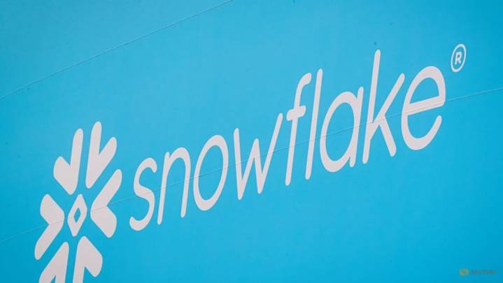 Snowflake tumbles on slower quarterly product revenue growth forecast