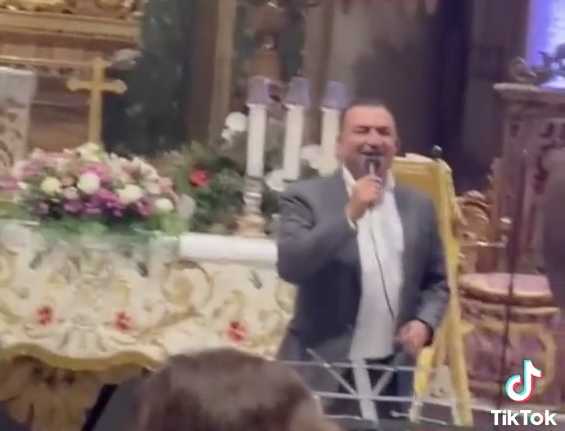 Tony Meléndez interpreta el corrido de Chihuahua en celebración mexicana en Roma