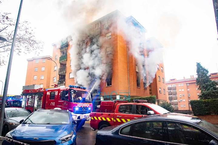 Fotos | El impactante incendio provocado por una explosión de gas en un bloque de viviendas de Toledo