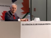 La Medalla Carlos Fuentes distingue el humor e ironía de Eduardo Mendoza