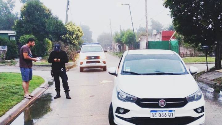 Robó un auto en la calle y lo llevaba empujando: fue detenido