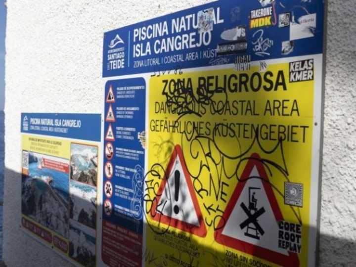 Una ola gigantesca de varios metros mata a turistas en una piscina natural en Canarias: había alerta, pero la gente pasó igual