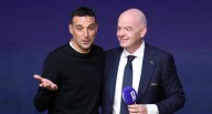 Argentina | Gianni Infantino pidió disculpas a Lionel Scaloni tras negarle tocar la Copa del Mundo 