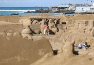 El bélen de arena de Las Canteras sobrevive a la fiereza de la borrasca Emilia y se inaugurará mañana